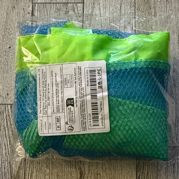 Colorful Mesh Beach Bag, Sand-free, Foldable Tote with Hanging Hole for Toys - Picture 2 of 3